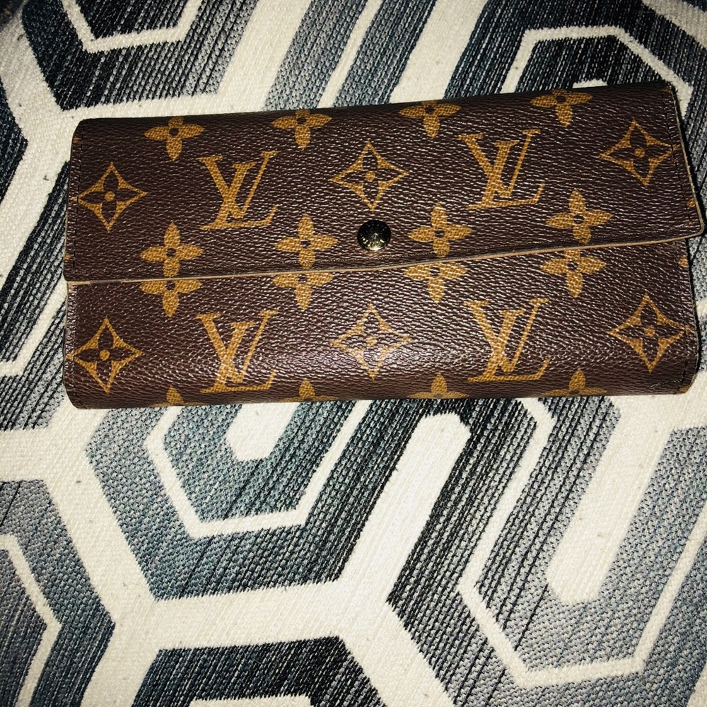 Look @ my other posting it has NOT SOLD.